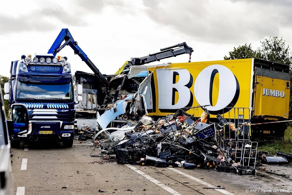 Auto belandt onder vrachtwagen na botsing op N260 bij Gilze