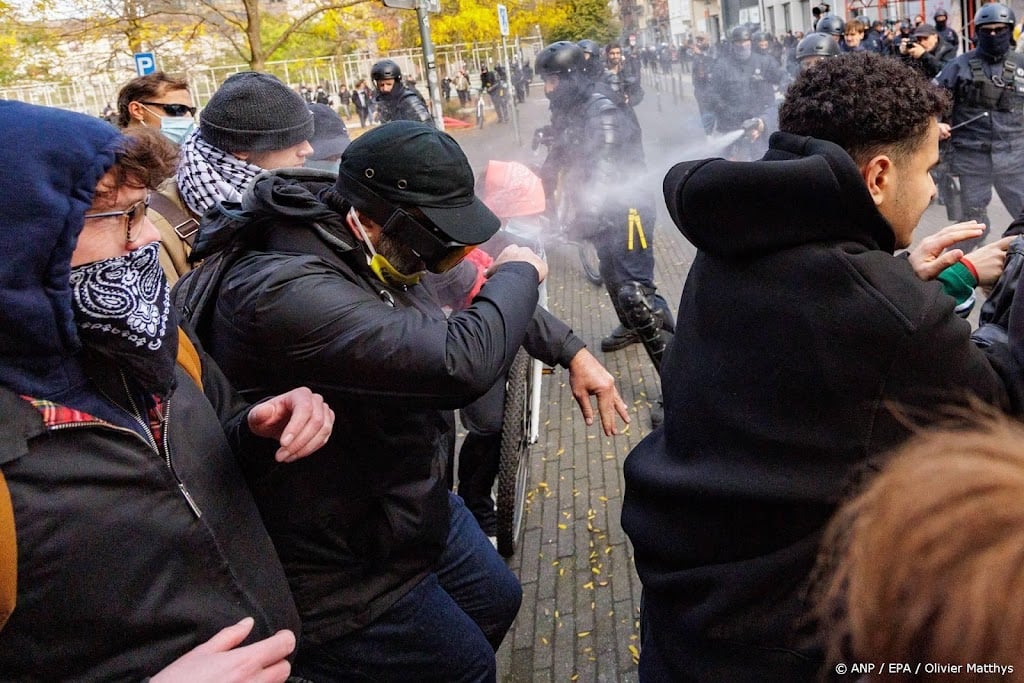 Confrontaties Brusselse politie en jongeren, waterkanon ingezet