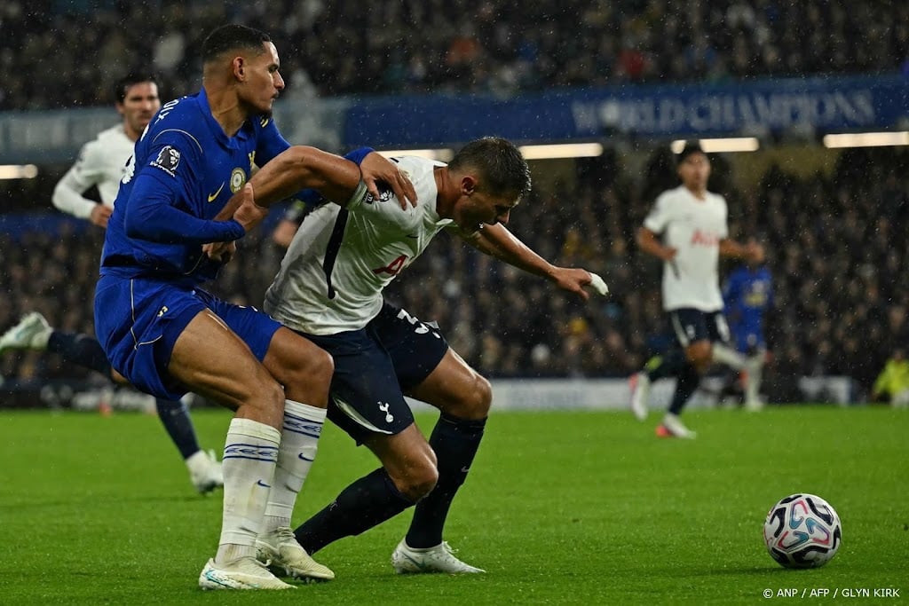 Tottenham verslaat Chelsea in regenachtige Londense derby