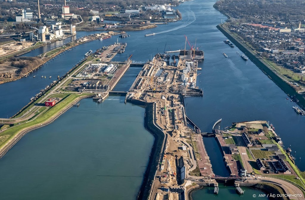 Zeesluis IJmuiden is de naam 's werelds grootste zeesluis
