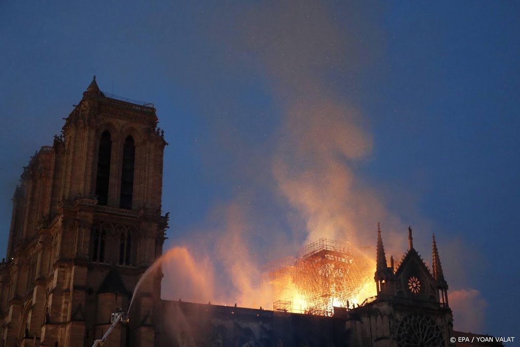 Verwoeste steigers verwijderd na brand Notre-Dame Parijs