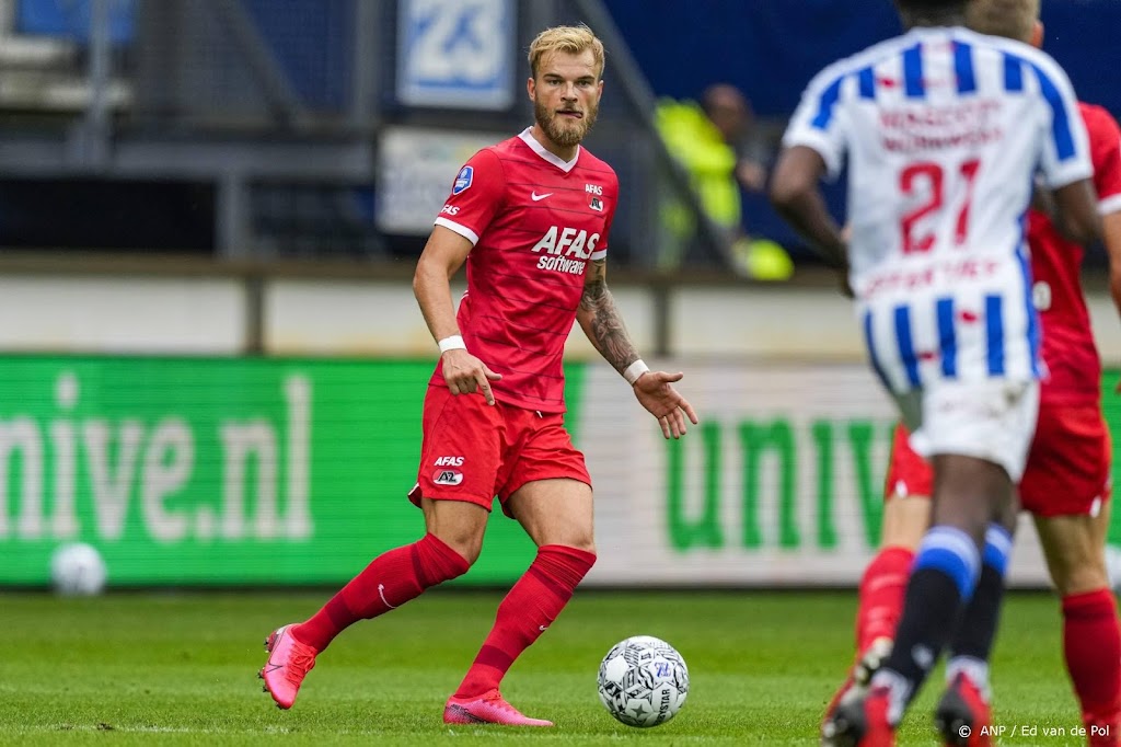 AZ-verdediger Letschert op weg naar de uitgang