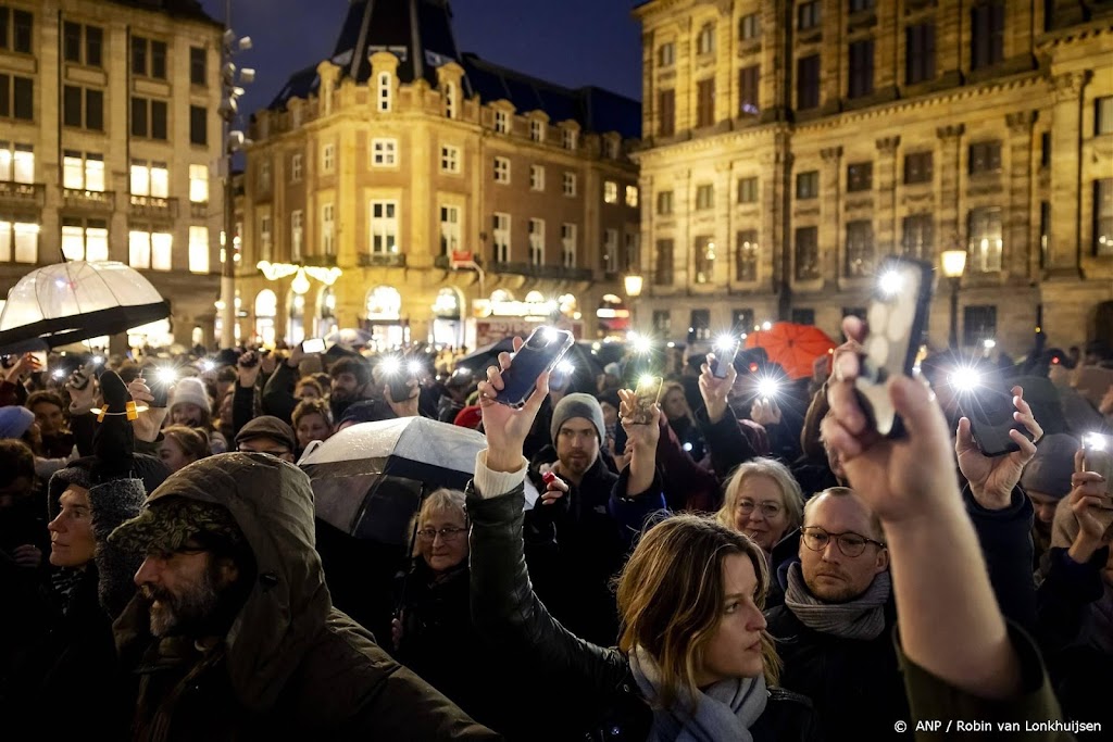 Honderden lichtjes bij manifestatie op de Dam voor solidariteit