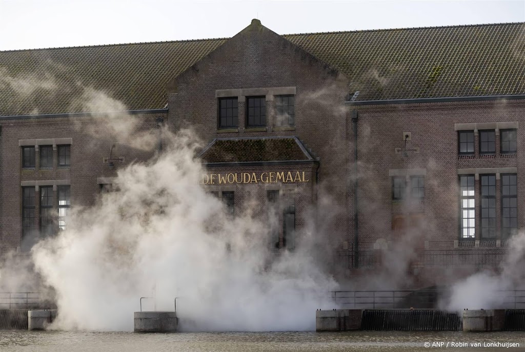 Woudagemaal blijft langer draaien om waterstand in Friesland