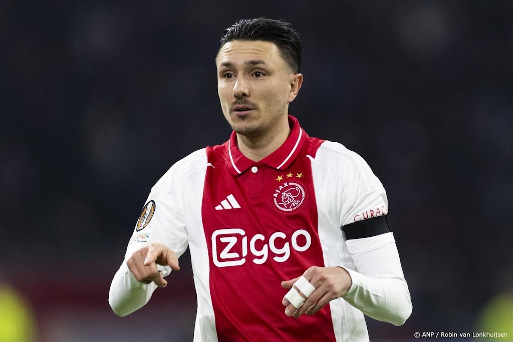 Berghuis na drie maanden terug in basisteam Ajax 
