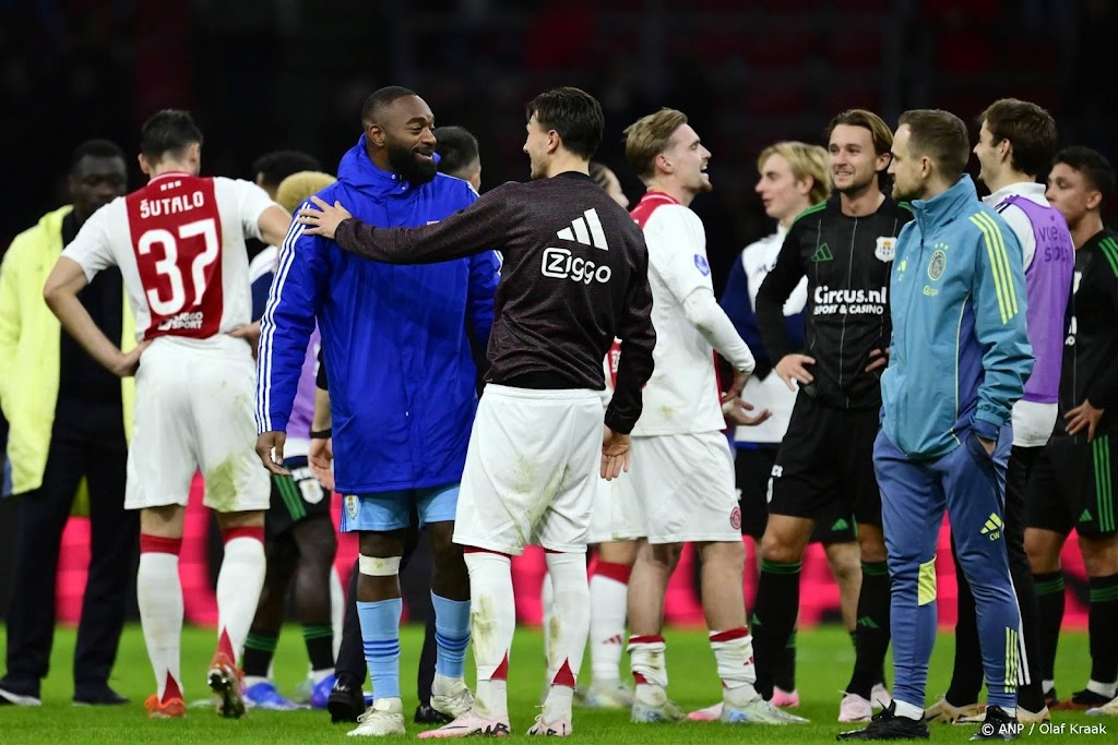 Ajax ontsnapt in eerste helft tegen PEC en boekt moeizame zege