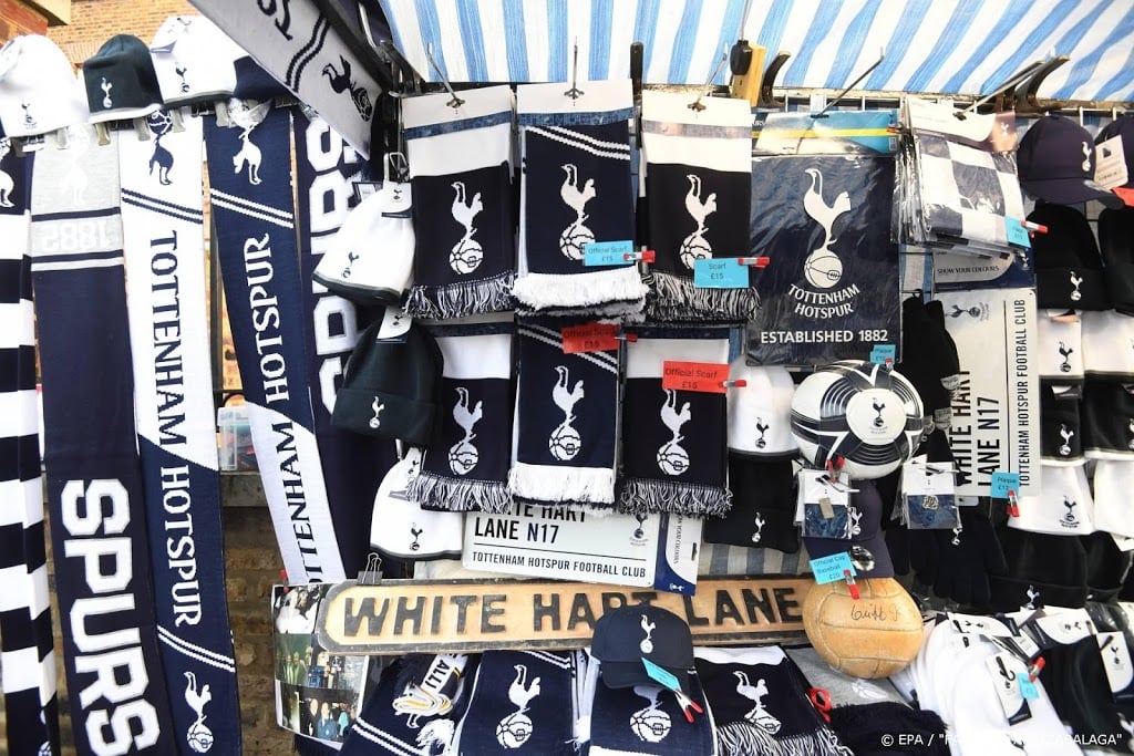 Tottenham Hotspur verbant fan die beker op veld gooide