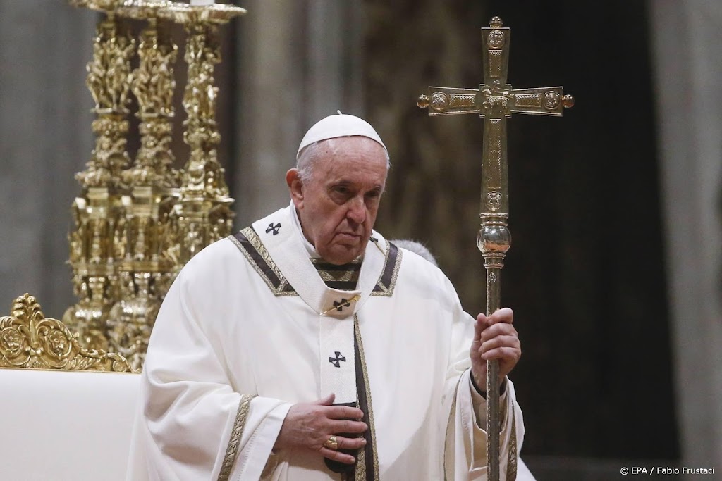 Paus Franciscus roept op kerstavond gelovigen op nederig te zijn