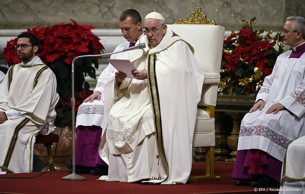 Paus spreekt op kerstavond over oorlog en zorg voor armen