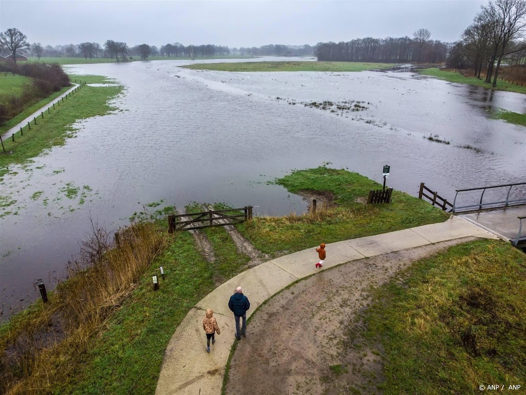 Water blijft stijgen, waterschappen voeren extra inspecties uit