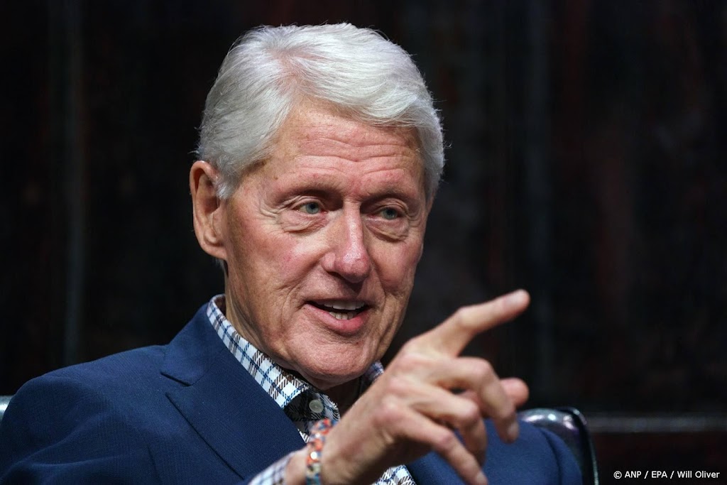 Oud-president Clinton met koorts opgenomen in ziekenhuis