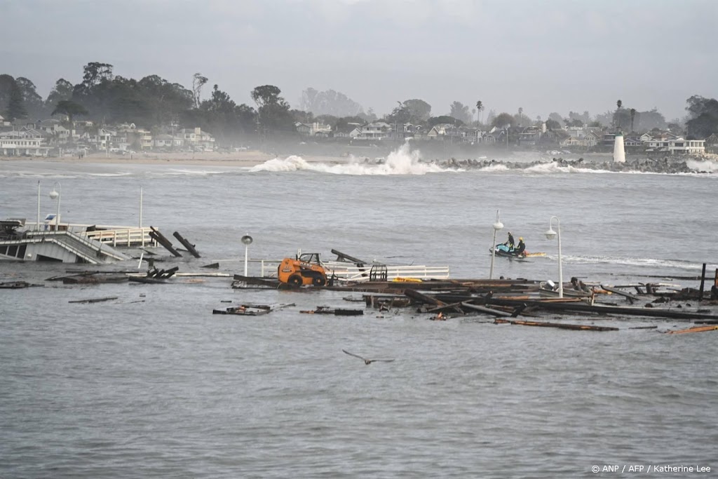 Pier in Californië stort in oceaan door storm, twee mensen gered