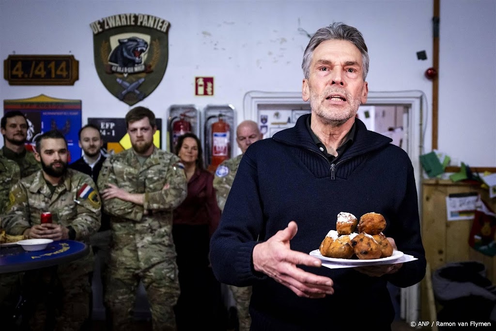 Premier Schoof brengt kerstbezoek aan militairen in Litouwen