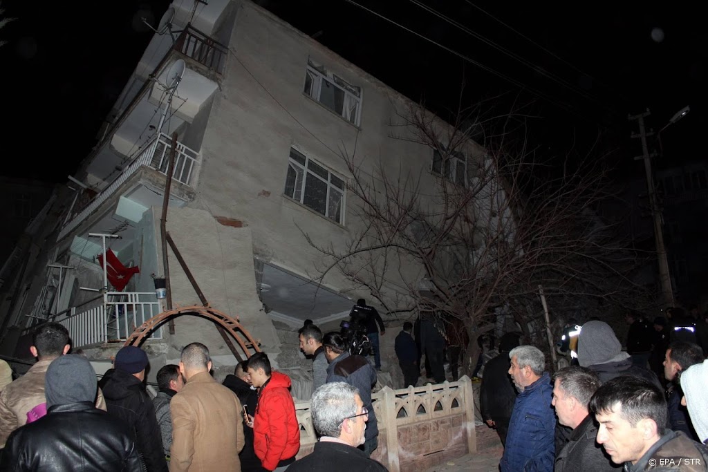 Vier slachtoffers aardbeving Turkije na uren gered uit puin