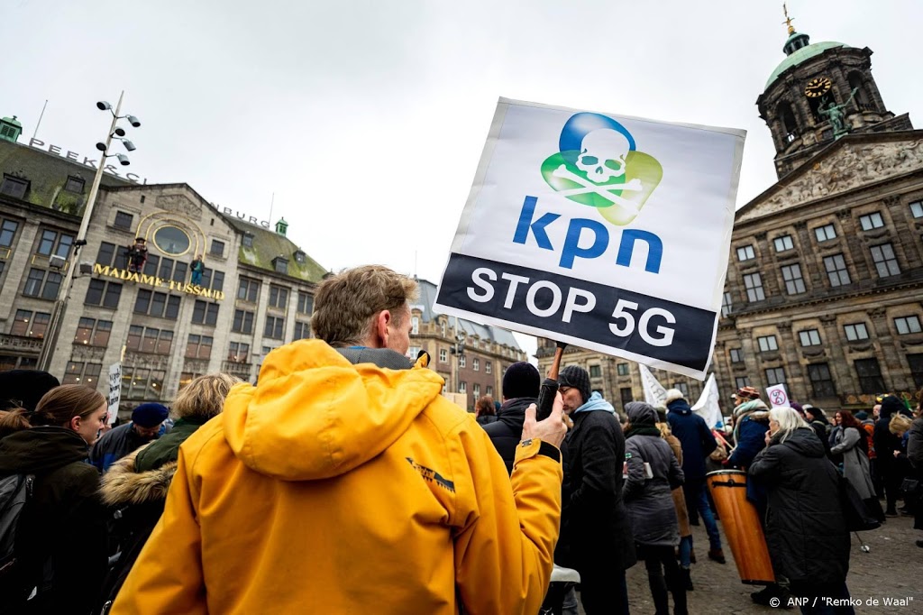 Grote groep demonstranten op de Dam tegen 5G