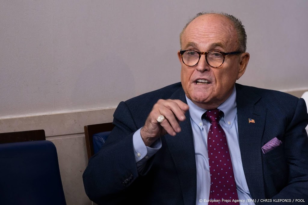 Aanklacht tegen Trumps advocaat Giuliani voor laster