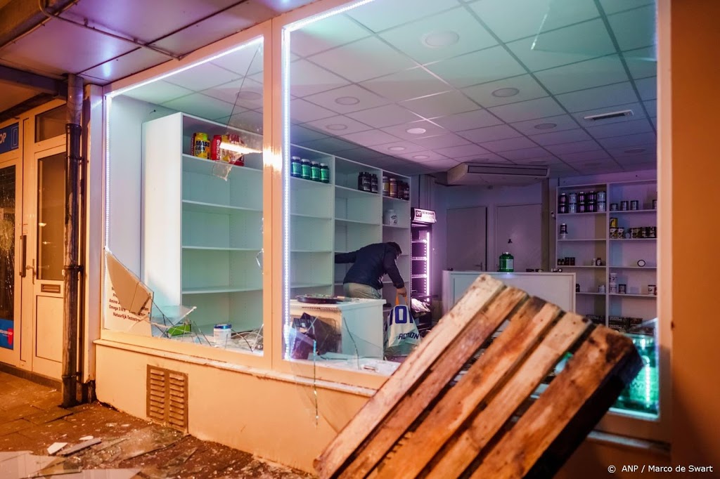 Relschoppers plunderen winkels Rotterdam, vernielen politiebureau