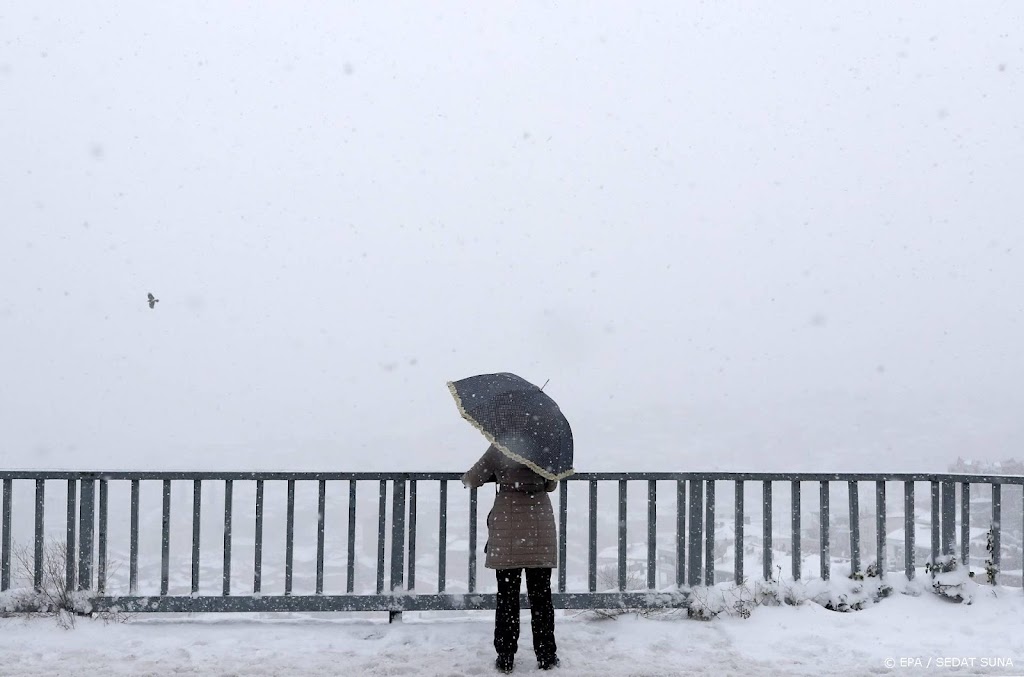 Vliegveld Istanbul blijft dicht vanwege winters weer