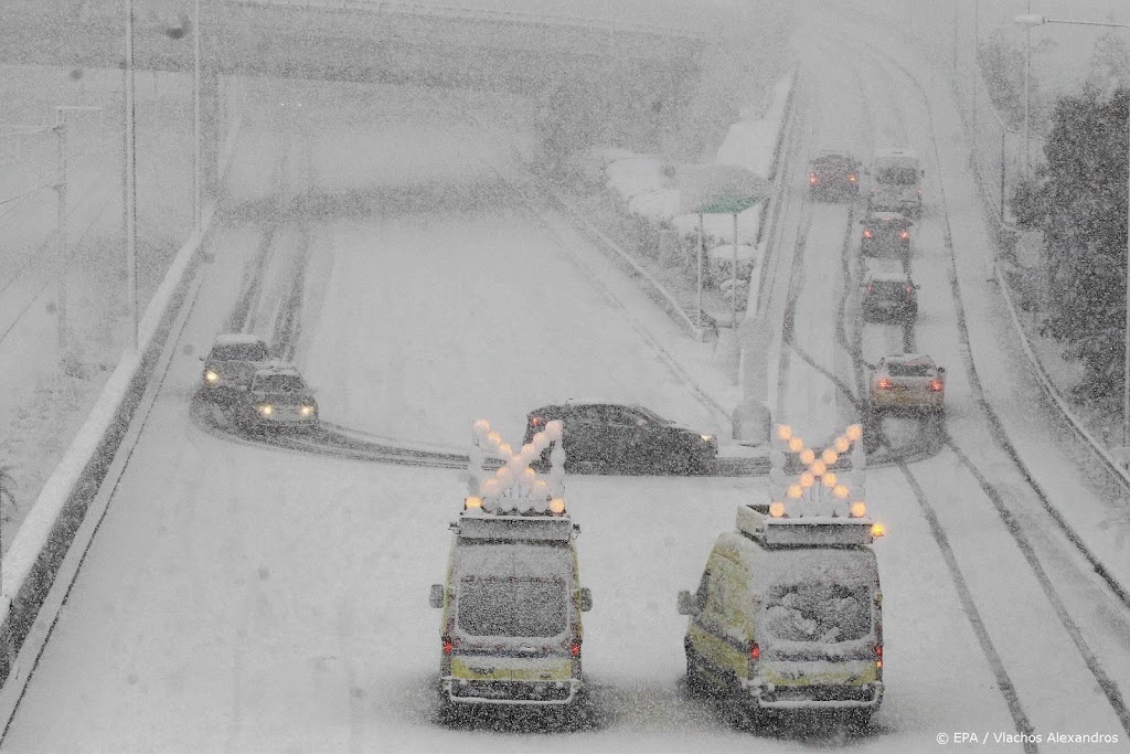 Duizenden automobilisten van Griekse snelweg gered na sneeuwstorm