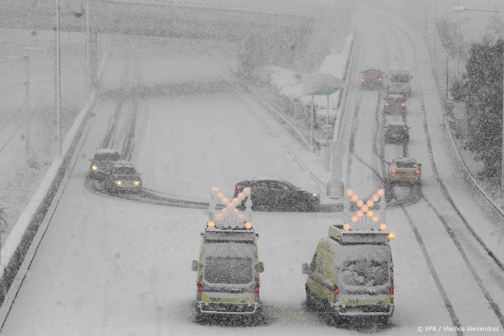 Duizenden automobilisten van Griekse snelweg gered na sneeuwstorm