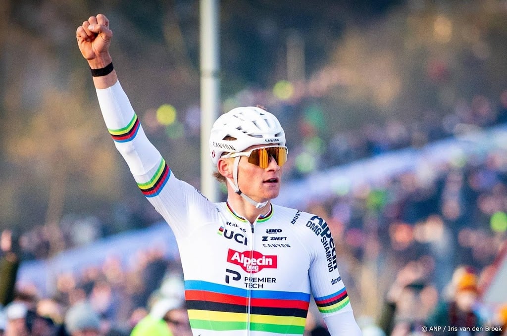 Van der Poel wint wereldbeker na machtsvertoon in Hoogerheide