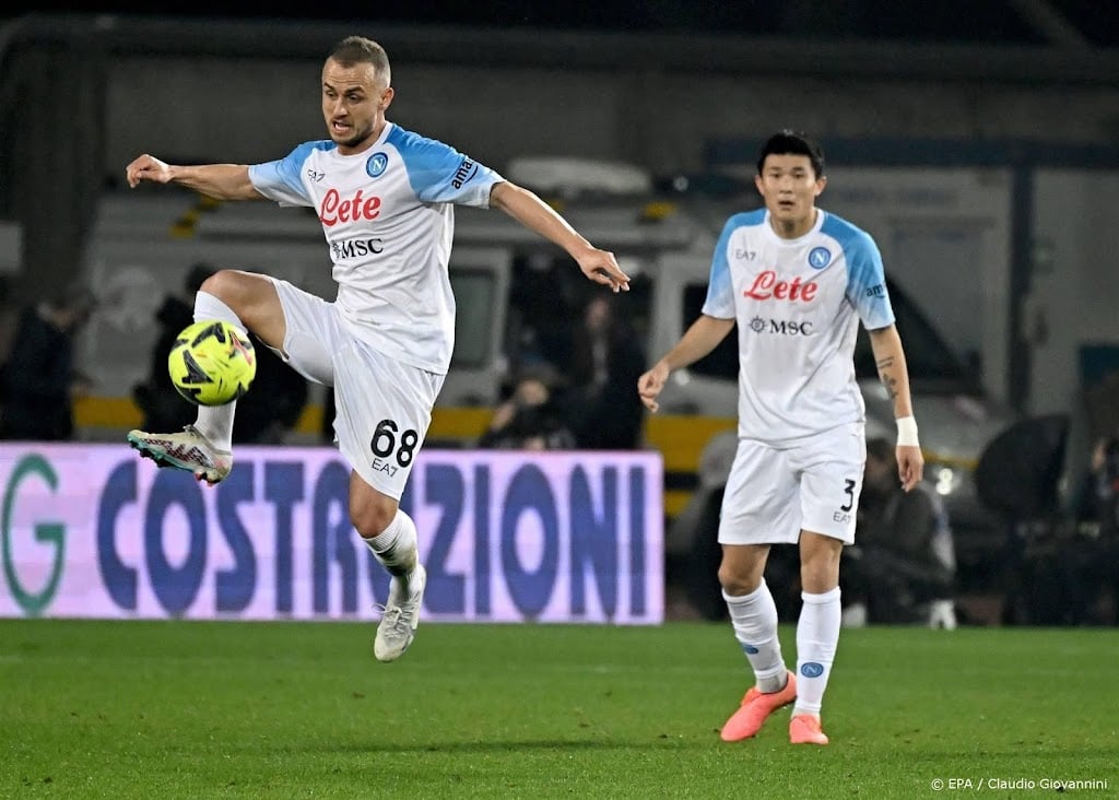 Napoli behaalt achtste zege op rij en loopt nog verder uit