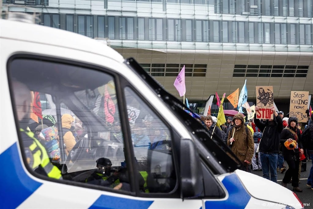 Eén klimaatactivist A10 nacht vastgehouden op politiebureau