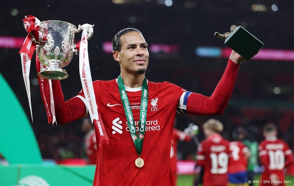 Van Dijk prijst jonge spelers na eerste prijs als aanvoerder 