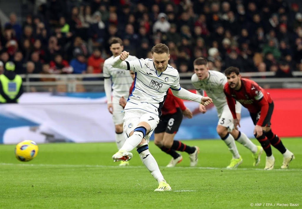 Koopmeiners bezorgt Atalanta met strafschop punt bij Milan