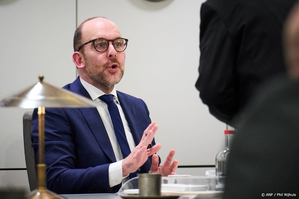 Van den Brink wil cijfers asielopvang snel met gemeenten delen