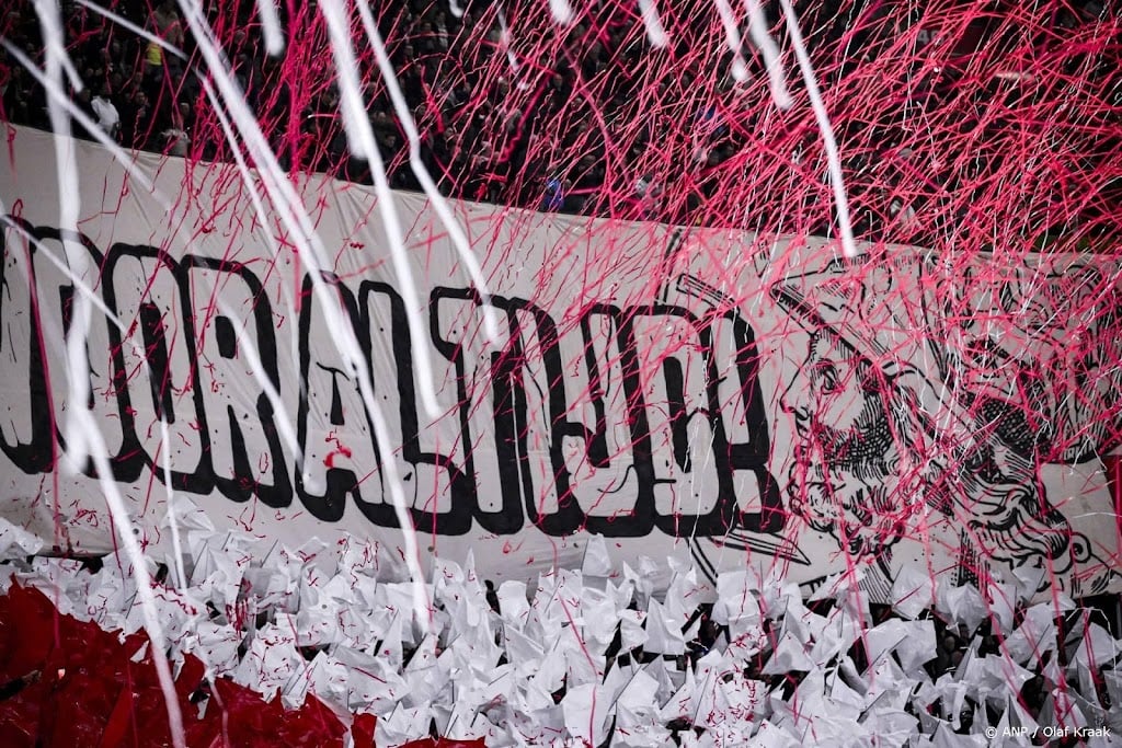 Ajax accepteert straf van één duel zonder F-Side na vuurwerk 