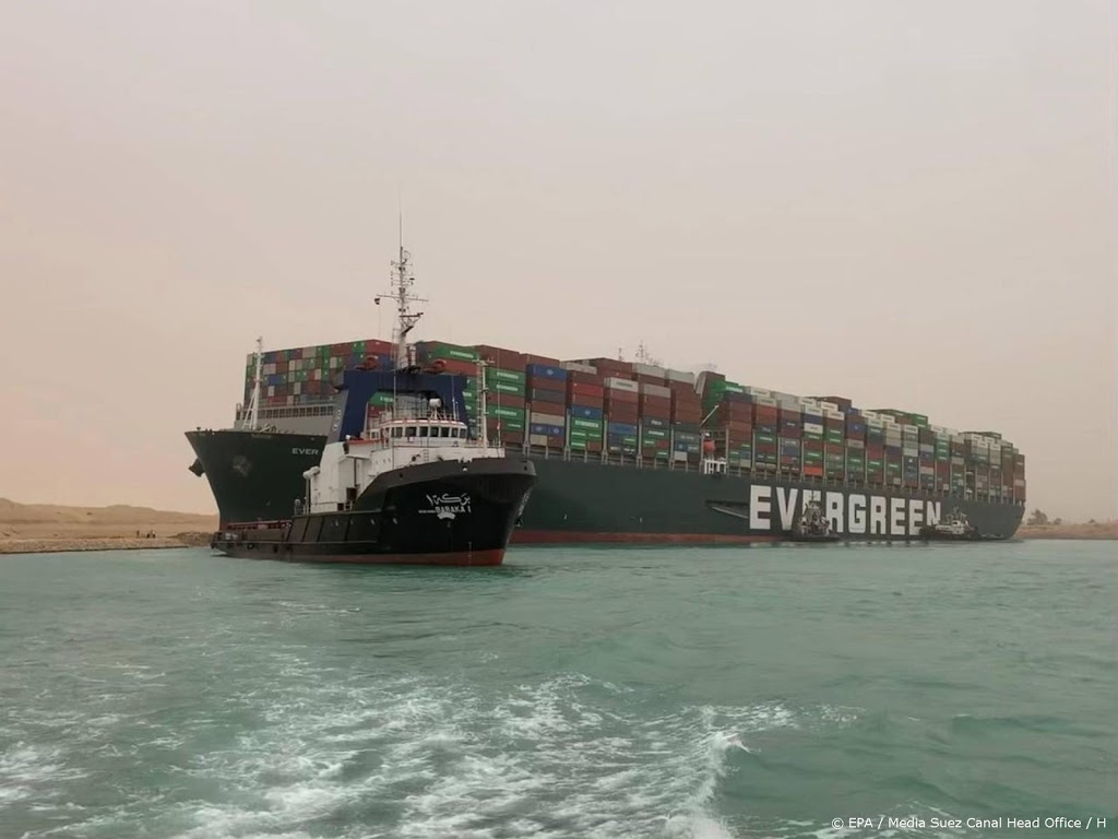 Poging groot containerschip Suezkanaal vlot te trekken hervat