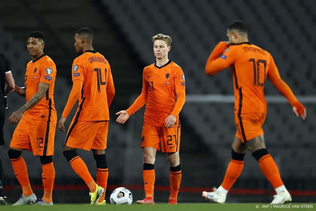 Oranje met veertien spelers op het veld in Zeist