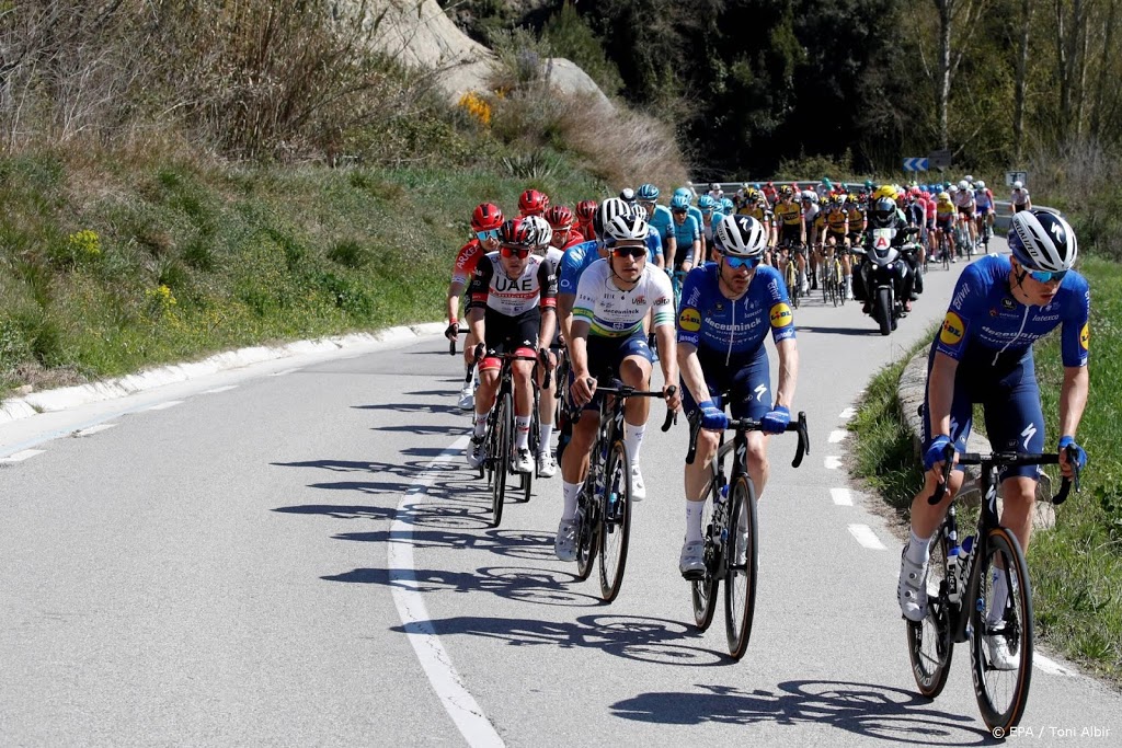 Chaves wint bergrit in Catalonië, Yates blijft leider