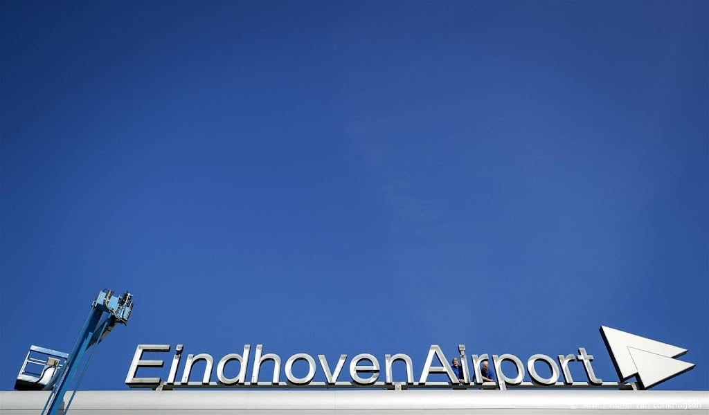 Klimaatactivisten betreden omheind terrein Eindhoven Airport