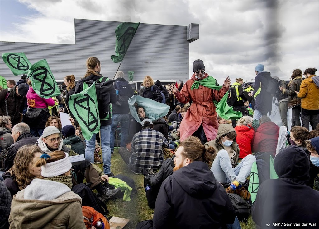 Marechaussee stelt onderzoekt in naar klimaatactivisten Eindhoven