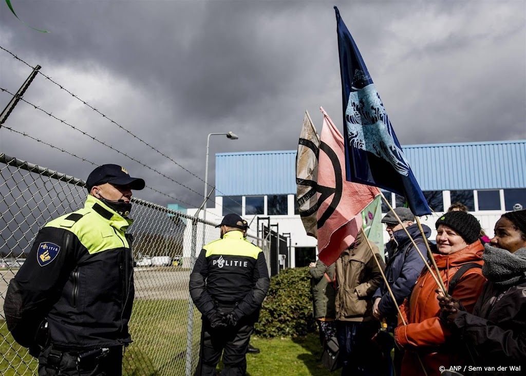 Tientallen klimaatactivisten XR gearresteerd op Eindhoven Airport