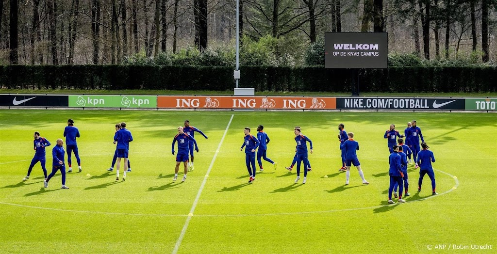Oranje traint met 22 fitte spelers voor duel met Duitsland