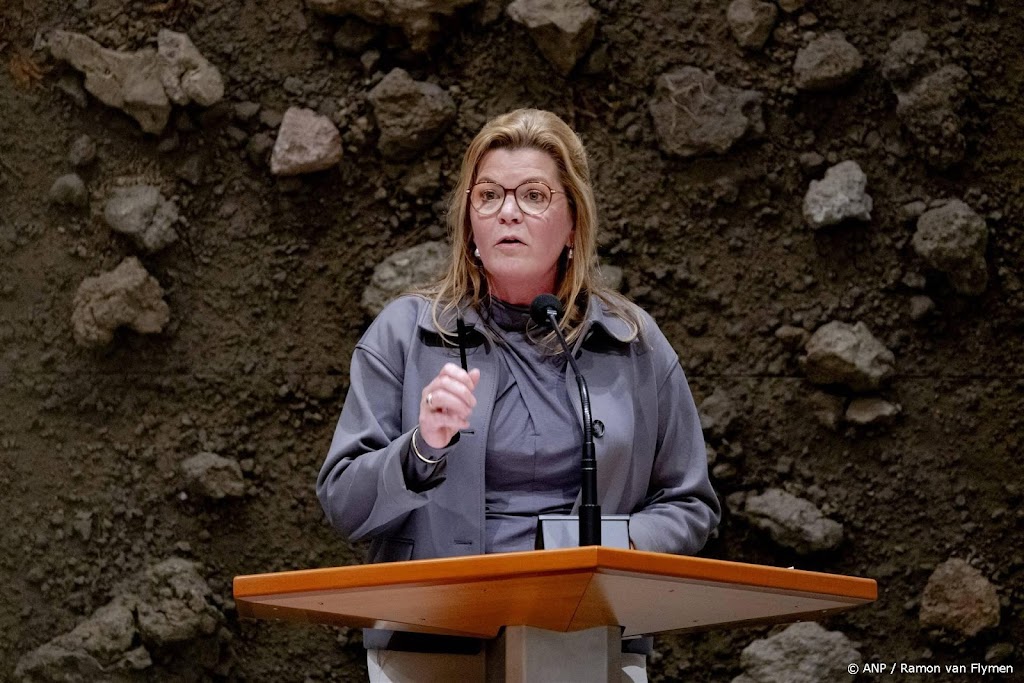 Van der Wal (VVD) zegt dat democratische waarden onder druk staan
