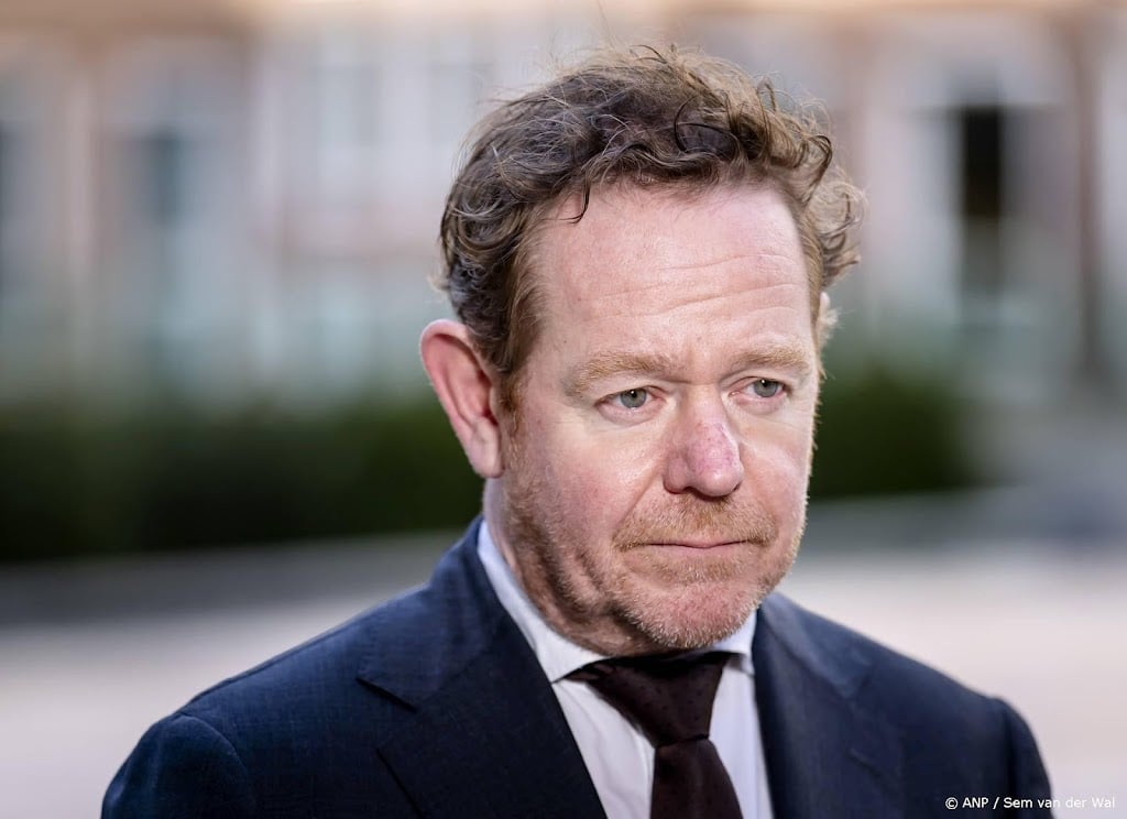 Van Weel wil 'vertrouwenskloof' met politieagenten dichten