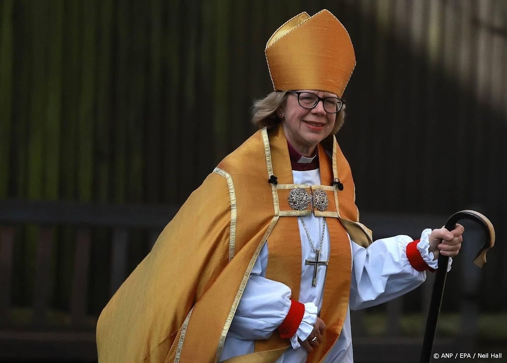 Sarah Mullally aangetreden als religieus leider Anglicaanse Kerk