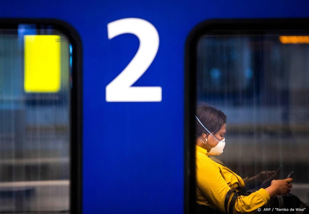 Oproep ov-bedrijven: mijd bus en trein op Koningsdag