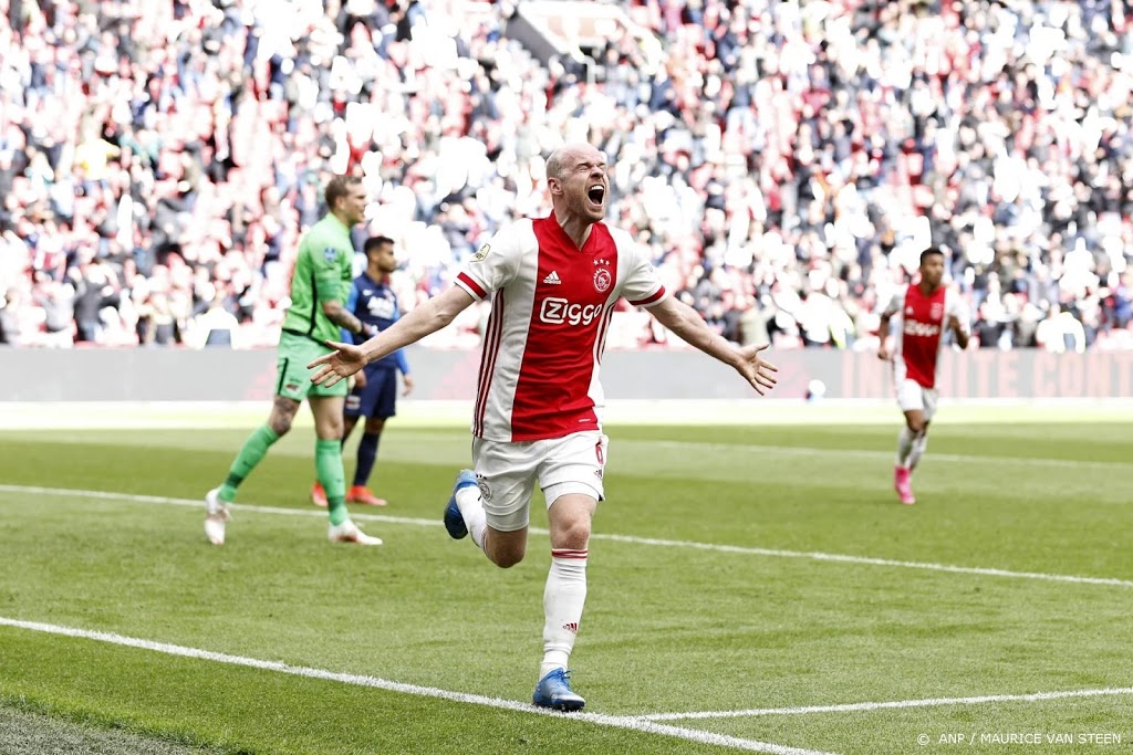 Klaassen kan eindelijk even helemaal los met fans van Ajax  