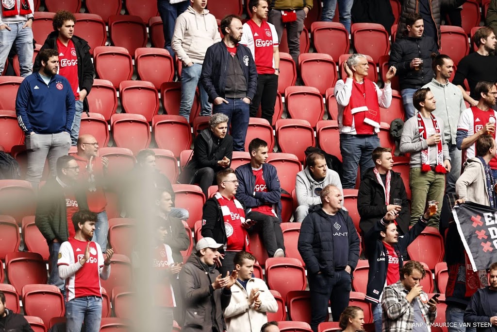 Feestende Ajax-fans na speech Van der Sar rustig naar huis