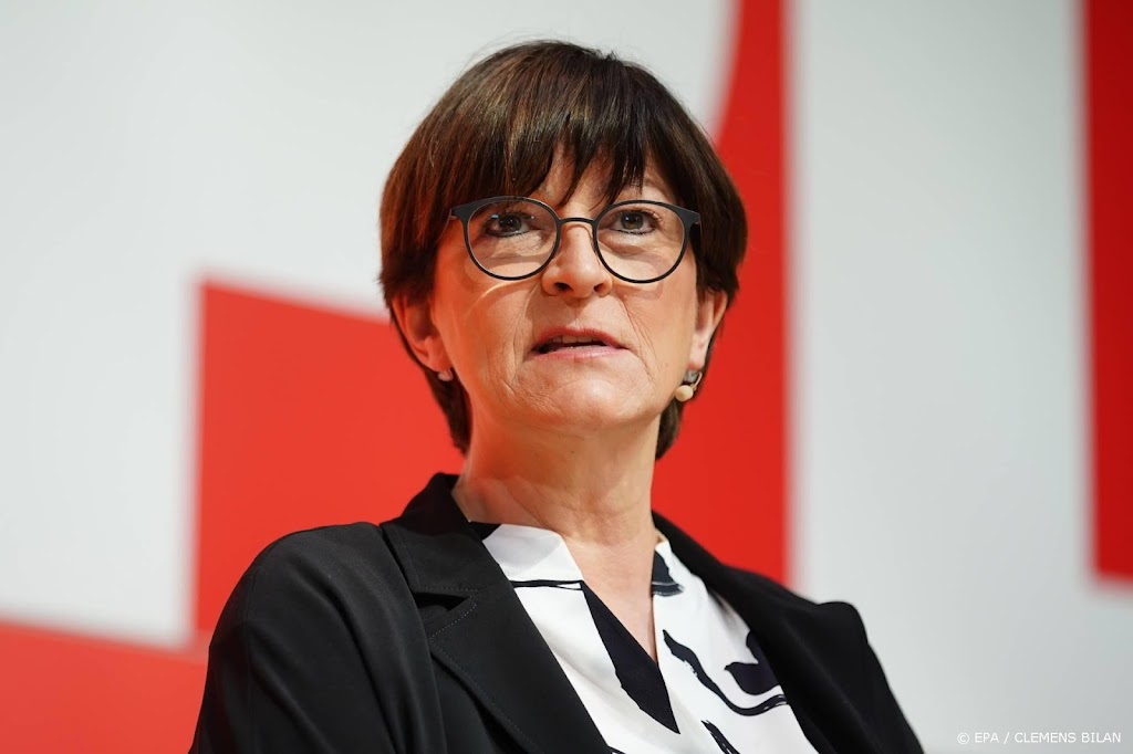 SPD-voorzitter roept oud-kanselier Schröder op partij te verlaten