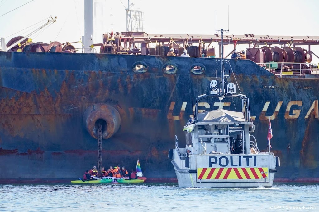 Greenpeace houdt schip met Russische olie tegen in Noorwegen
