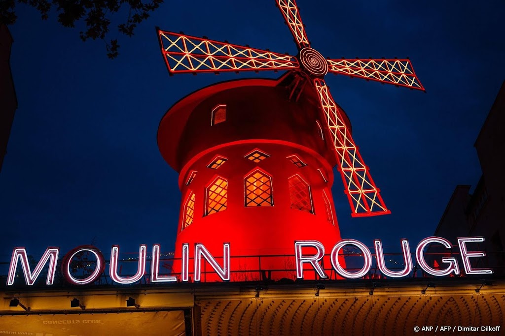 Wieken van Parijse theater Moulin Rouge afgevallen