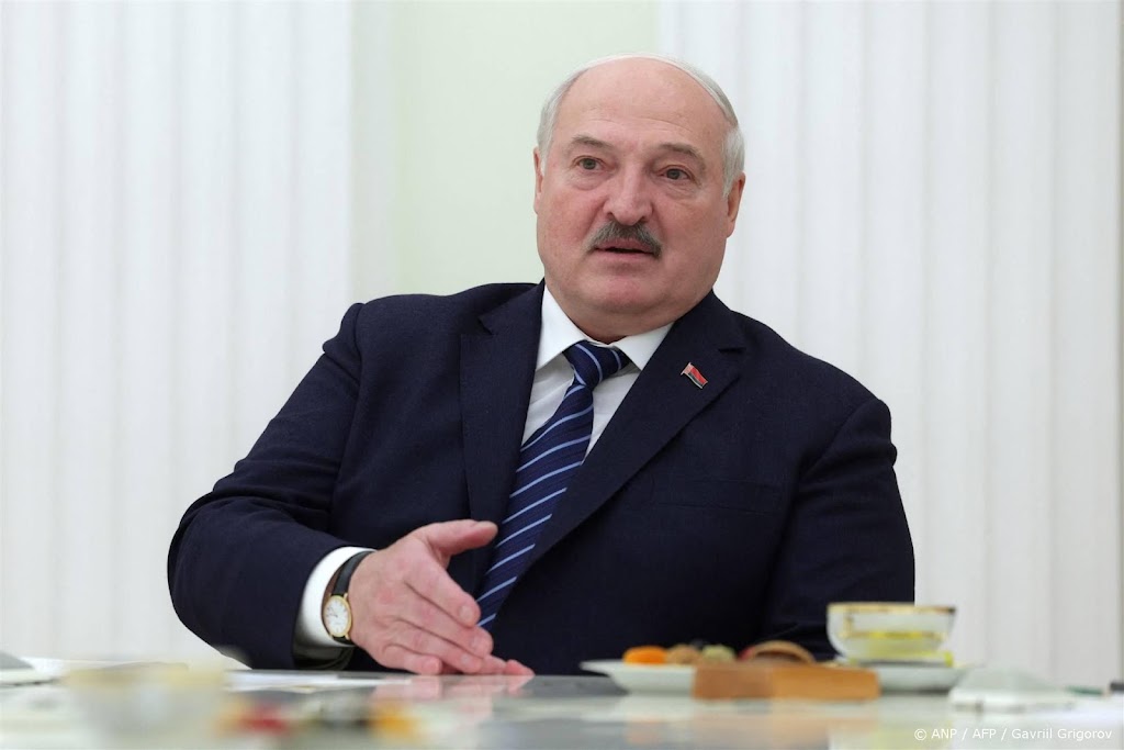 President Belarus ziet impasse aan front en wil vredesoverleg