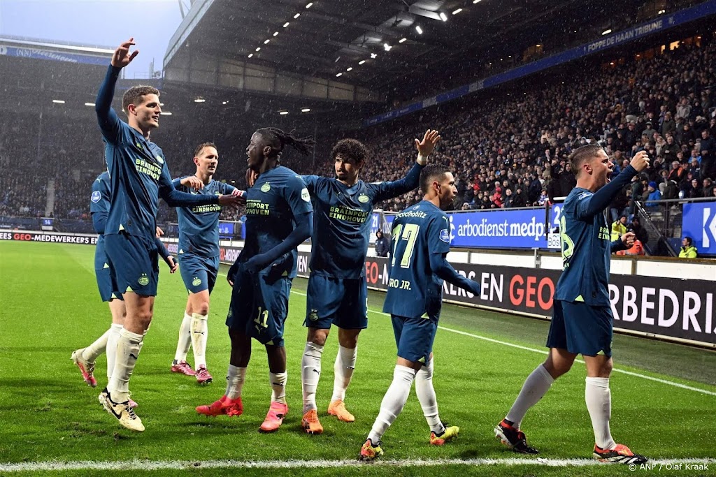 PSV na klinkende zege op sc Heerenveen (0-8) officieus kampioen