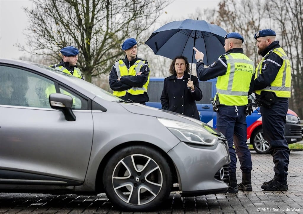 Faber verlengt grenscontroles opnieuw